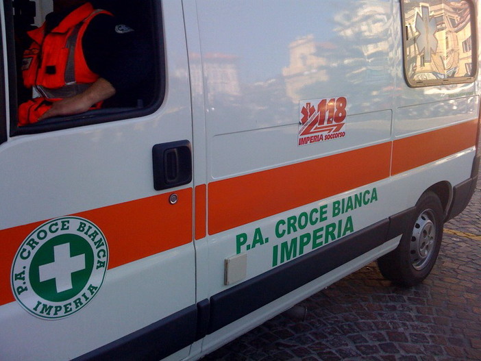 Imperia: pedone investito sulle strisce, cerca di evitare l'auto saltando sul cofano