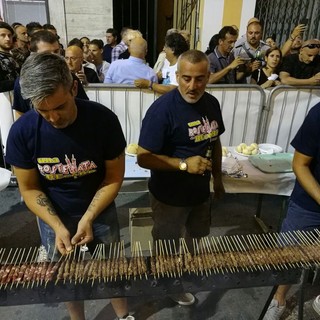 Coldirodi: rostellata da record questa sera in piazza San Sebastiano per i festeggiamenti di Sant’Anna Coldirodi: rostellata da record questa sera in piazza San Sebastiano per i festeggiamenti di Sant’Anna