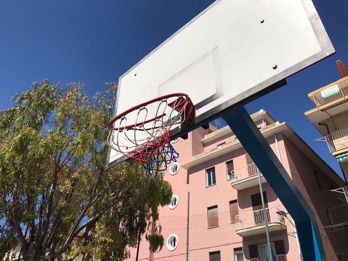 Imperia: danneggiato un canestro del campetto da basket delle Ferriere gestito dall’associazione 'Genitori @ttivi' Imperia: danneggiato un canestro del campetto da basket delle Ferriere gestito dall’associazione 'Genitori @ttivi'