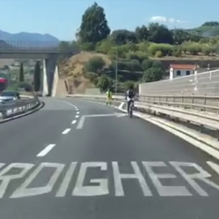 Pericolo sull'autostrada a Bordighera: tra le auto ad alta velocità c'era anche un ciclista (video)