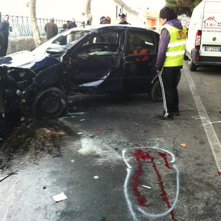 Ventimiglia: rocambolesco cappottamento in via Biancheri, ferito un giovane Ventimiglia: rocambolesco cappottamento in via Biancheri, ferito un giovane