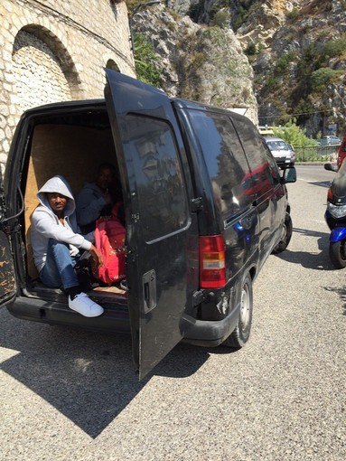 Lotta all’immigrazione clandestina e contrasto al falso documentale: la Polizia arresta altri quattro passeur ed una donna con falsi documenti