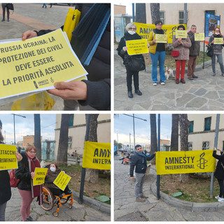 Imperia, sit in silenzioso per la pace in Ucraina. Bisiani (Amnesty): "Stop ai crimini di guerra da parte della Russia" (foto e video)