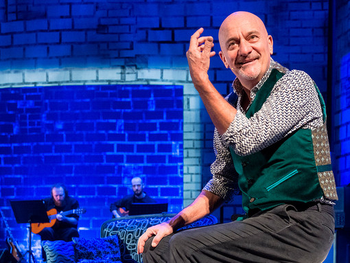 Claudio Bisio in 'La mia vita raccontata male' al Teatro Ariston di Sanremo