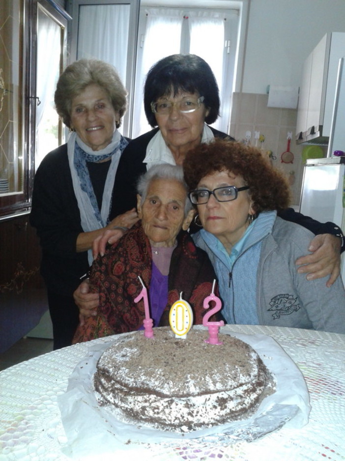 Nella foto Nonna Rosa con le tre figlie Lucia, Fiorina e Felicia