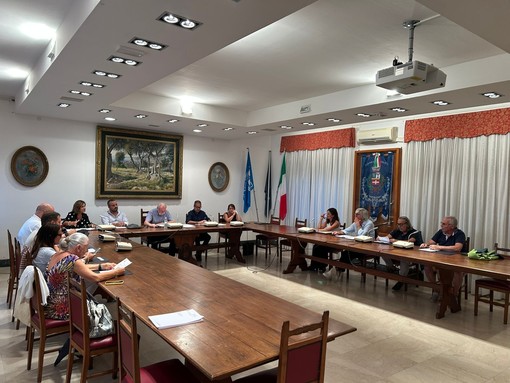 Ospedaletti, scontro in Consiglio sulla gestione dei rifiuti: “Il contratto è inadeguato, stiamo valutando azioni legali”