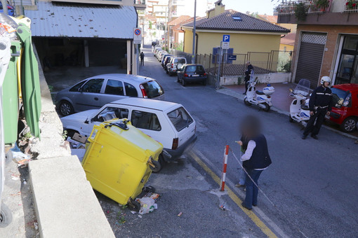 Sanremo: forte vento fa cadere bidone della carta su un'auto posteggiata in via Peirogallo Sanremo: forte vento fa cadere bidone della carta su un'auto posteggiata in via Peirogallo