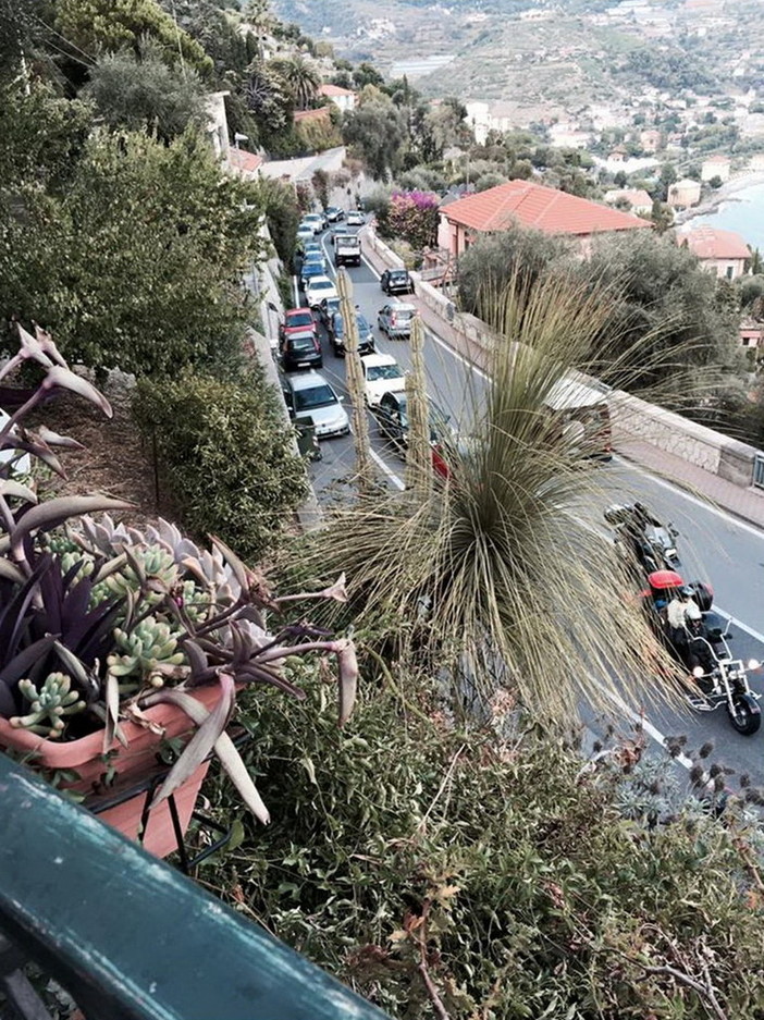 Ventimiglia: manifestazioni al confine e traffico bloccato, l'accesa protesta di un cittadino