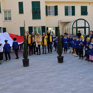 Sanremo: i Lions consegnano le bandiere tricolori agli alunni della scuola di Coldirodi (foto)