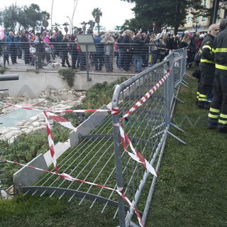 Sanremo: cede una balaustra nella zona di Pian di Nave, mamma e figlio lievemente feriti (Foto)