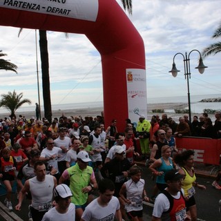 Ventimiglia: partiti dal lungomare i 1600 podisti per la 'Riviera classic', tutte le foto