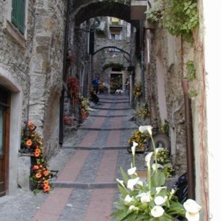 Dolceacqua: tutto pronto per carrugi in fiore 2015 con una novità, l'Expo della Val Nervia