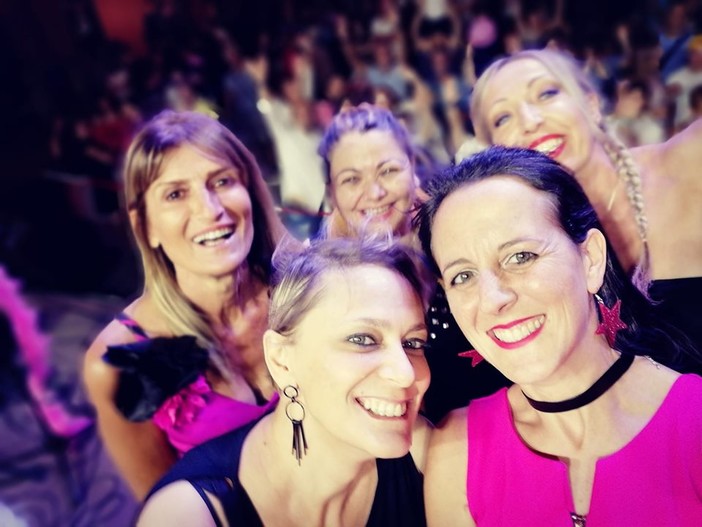 Diano Marina: 5 donne scatenate sul Molo delle Tartarughe per una serata all’insegna della solidarietà Diano Marina: 5 donne scatenate sul Molo delle Tartarughe per una serata all’insegna della solidarietà