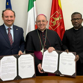 Il Sindaco Flavio Di Muro, il Vescovo Mons. Antonio Suetta e il Parroco Gérard Majilla Il Sindaco Flavio Di Muro, il Vescovo Mons. Antonio Suetta e il Parroco Gérard Majilla