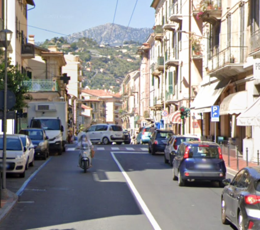 Ventimiglia, cadono pezzi di cornicione: disagi alla viabilità Ventimiglia, cadono pezzi di cornicione: disagi alla viabilità