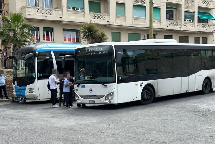 Trasporti in Riviera: corsa per Sanremo cancellata, utenti esasperati. Intanto in piazza Colombo proseguono i controlli (Foto)