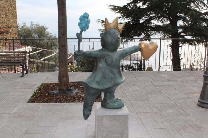 Costarainera: ecco la nuova piazza del comune. Tra favola, arte e accoglienza (Foto) Costarainera: ecco la nuova piazza del comune. Tra favola, arte e accoglienza (Foto)