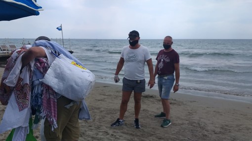 Diano Marina: la polizia locale continua il contrasto contro la vendita di merce contraffatta. Individuati due venditori Diano Marina: la polizia locale continua il contrasto contro la vendita di merce contraffatta. Individuati due venditori