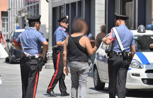 Sanremo: chiedono l'elemosina con i pappagalli ma ottengono due daspo, intervento dei Carabinieri in centro