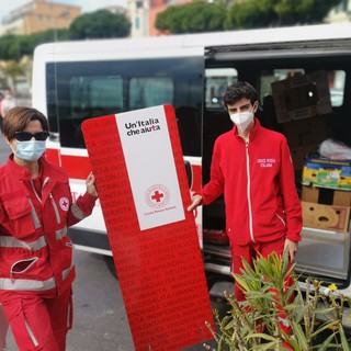 I volontari della Croce Rossa impegnati tra Sanremo e Arma di Taggia per il "carrello sospeso" che aiuterà a Pasqua centinaia di persone (foto)