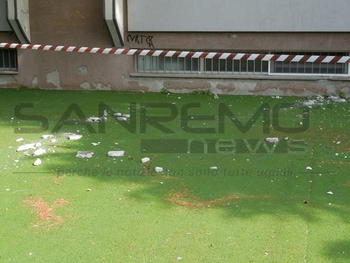 Ventimiglia: dopo il crollo del cornicione della scuola di via Roma, oltre alla messa in sicurezza previsto un intervento di rifacimento