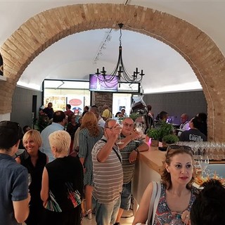 Sanremo: ha aperto “Camillo - Il Giusto Connubio” che propone bollicine ed eccellenze a tavola.