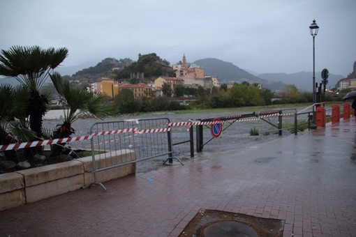 Ventimiglia: curiosi a rischio sulla foce del Roja, il comune chiude la passerella d'accesso Ventimiglia: curiosi a rischio sulla foce del Roja, il comune chiude la passerella d'accesso