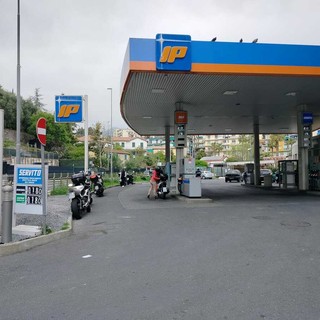 Sanremo, carburanti sempre più cari: distributori presi d’assalto, prezzi oltre i 2 euro al litro (Foto)
