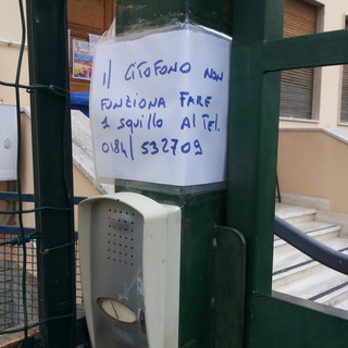 Sanremo: all'asilo 'Goretti' il citofono continua a non funzionare, la segnalazione con foto di un a mamma