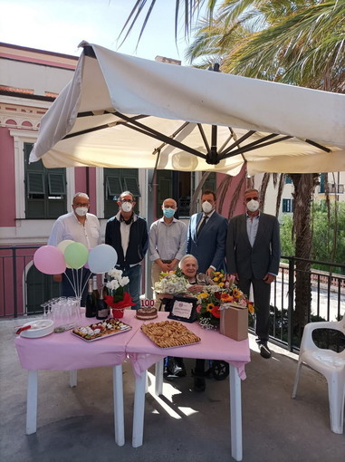 Bordighera: festa alla Casa di Riposo per i 100 anni della 'nonnina' Anna Pavanelli Bordighera: festa alla Casa di Riposo per i 100 anni della 'nonnina' Anna Pavanelli
