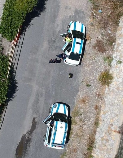 Diano Marina: la Polizia Municipale usa i droni per stanare i venditori abusivi. Sequestrati 400 pezzi nel week end