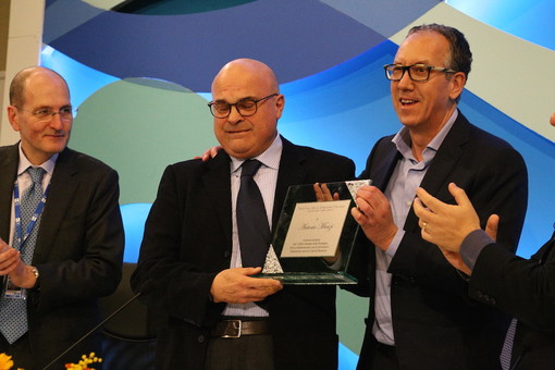 #Sanremo2015: il sindaco Biancheri consegna una targa d'onore al capo ufficio stampa del Festival Antonio Manzi #Sanremo2015: il sindaco Biancheri consegna una targa d'onore al capo ufficio stampa del Festival Antonio Manzi
