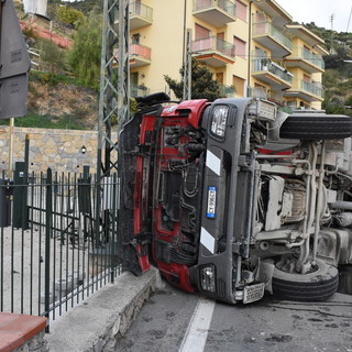 Camion ribaltato sull'Aurelia tra Ospedaletti e Bordighera, massi in strada e circolazione interrotta (Foto e Video)