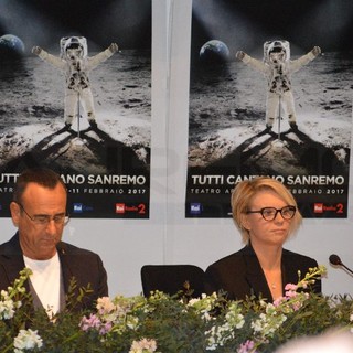 #Sanremo2017: l'abbraccio della sala stampa radio-web a Carlo Conti e Maria De Filippi. "Il vostro lavoro è fondamentale per il Festival"