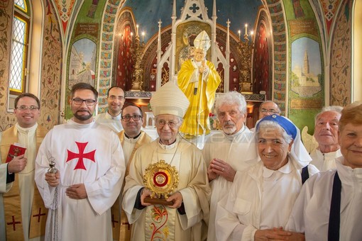 Sanremo: fedeli in festa per la donazione della statua di San Giovanni Paolo II, da oggi presso la Chiesa della Madonna Nera (Foto)