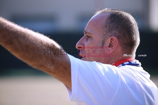 Carmelo Luci, allenatore del Camporosso, indica la strada ai suoi ragazzi: c'è l'ostacolo Varazze da saltare