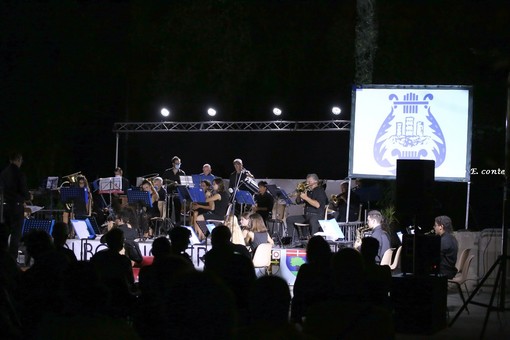 Bordighera: la Banda di Borghetto San Nicolò chiude l'estate in musica ai Giardini Lowe (foto e video) Bordighera: la Banda di Borghetto San Nicolò chiude l'estate in musica ai Giardini Lowe (foto e video)