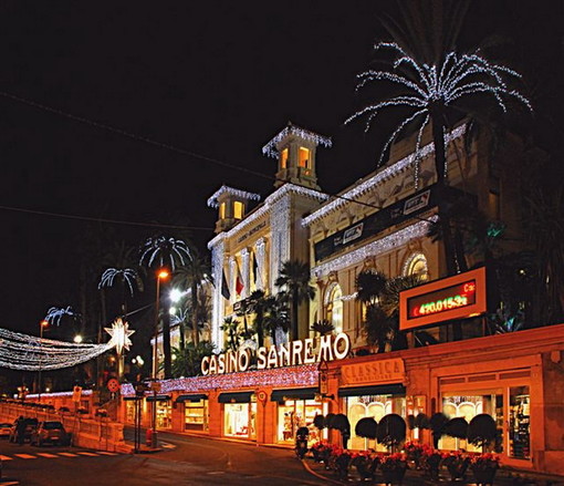 La bellezza delle 'miss' del Casinò in giro per Sanremo per fare gli auguri a suon di fiches regalate