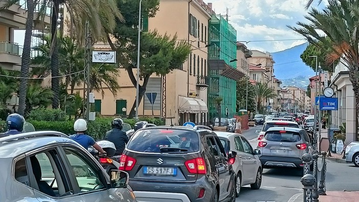 Code e rallentamenti per la festa in Francia, un lettore: "Nessun vigile a regolamentare il traffico!"