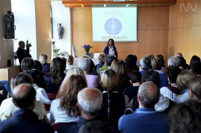 Imperia: successo per l'anteprima nazionale del nuovo libro di Chiara Zappoli ‘Alchimia della Nuova Era’ Imperia: successo per l'anteprima nazionale del nuovo libro di Chiara Zappoli ‘Alchimia della Nuova Era’