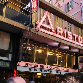 Alle 17 in corso Matteotti a Sanremo tanta folla e qualche vip, le foto Alle 17 in corso Matteotti a Sanremo tanta folla e qualche vip, le foto