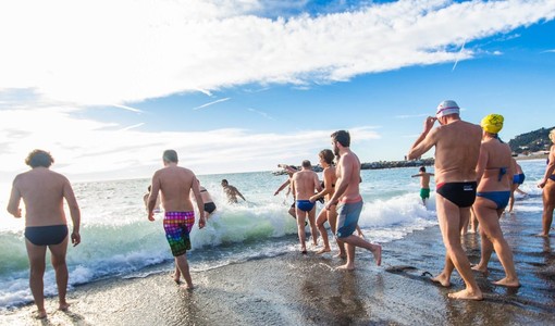 Corsetta sul lungomare e tuffo in acqua: Cimento di Capodanno a Camporosso (Foto)