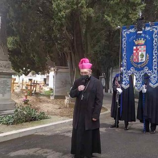 Cerimonia ricordo vittime del covid, il vescovo: "Scienza risorsa importante, ma non ha le stesse armi di Dio" (video)