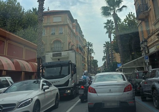 Code in autostrada e in città: traffico in tilt a Ventimiglia (Foto)