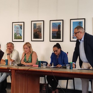 Lutto cittadino per la bimba morta a Bordighera, approvata la mozione di Fratelli d'Italia Lutto cittadino per la bimba morta a Bordighera, approvata la mozione di Fratelli d'Italia