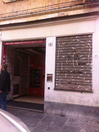 Sanremo: facciata store in Piazza Nota, la titolare Tina Santoro risponde ad un lettore Sanremo: facciata store in Piazza Nota, la titolare Tina Santoro risponde ad un lettore