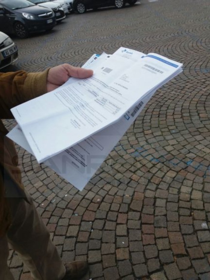 Ventimiglia: cartelle esattoriali 'pazze', cittadini in protesta all'ufficio tributi del comune per chiedere spiegazioni Ventimiglia: cartelle esattoriali 'pazze', cittadini in protesta all'ufficio tributi del comune per chiedere spiegazioni