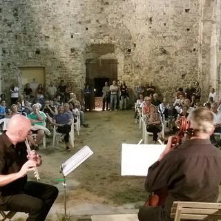 Bajardo: grande atmosfera ieri sera nell'antica chiesa con il concerto per due flauti e un violoncello