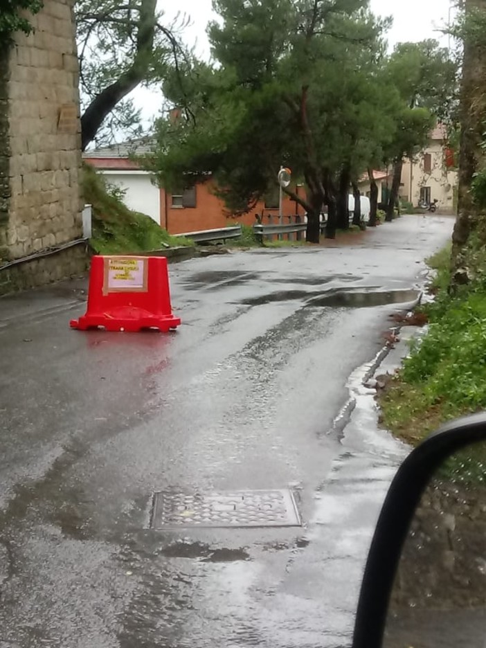Maltempo: chiusa la strada provinciale 61 all'ingresso di Perinaldo dove erano in corso alcuni lavori (foto) Maltempo: chiusa la strada provinciale 61 all'ingresso di Perinaldo dove erano in corso alcuni lavori (foto)