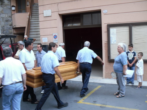 Ceriana: l’intera comunità si è stretta attorno alla camera ardente allestita per le salme di Anita e Michela, in lacrime parenti e amici